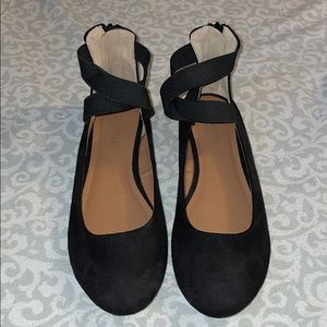 Black ballerina flats